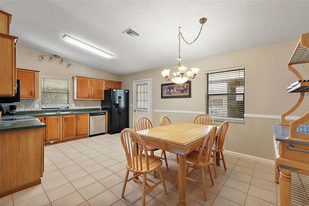 For Sale: $245,000 (2 beds, 2 baths, 1040 Square Feet)