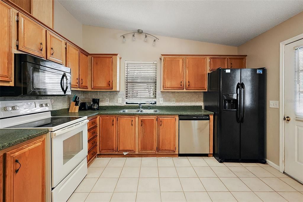 For Sale: $245,000 (2 beds, 2 baths, 1040 Square Feet)