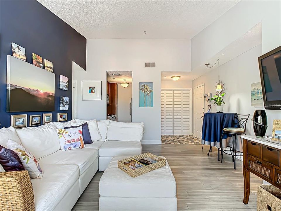 Active With Contract: $180,000 (2 beds, 1 baths, 857 Square Feet)