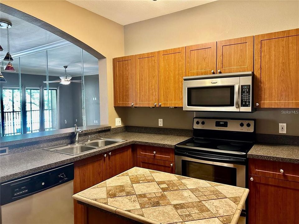 Active With Contract: $1,700 (1 beds, 1 baths, 830 Square Feet)