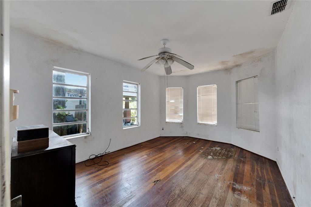 Active With Contract: $275,000 (3 beds, 1 baths, 1947 Square Feet)