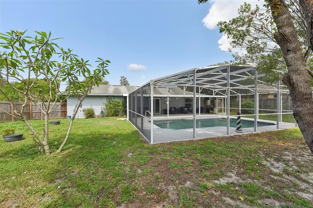 The house itself sits on an OVERSIZED CORNER LOT, has a FULLY FENCED BACKYARD and is located on a QUIET STREET in a GREAT LOCATION!
