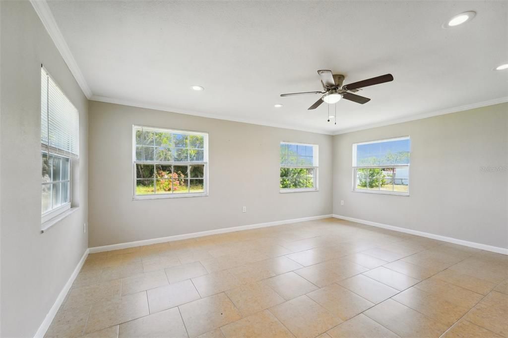 For Sale: $259,900 (3 beds, 2 baths, 1370 Square Feet)