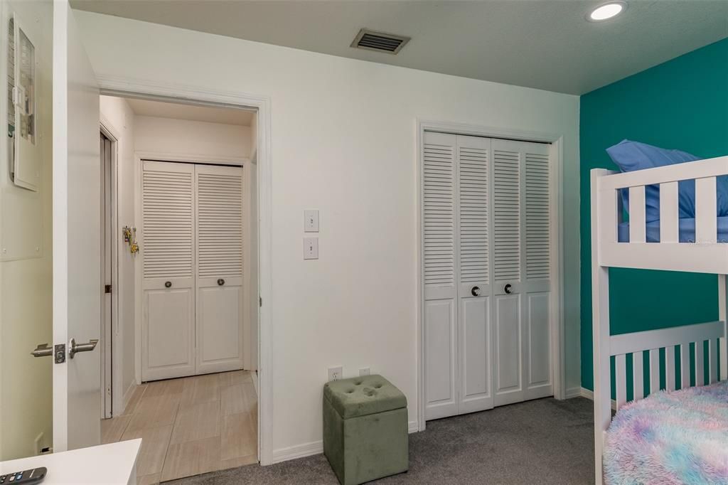 Active With Contract: $199,000 (2 beds, 2 baths, 990 Square Feet)