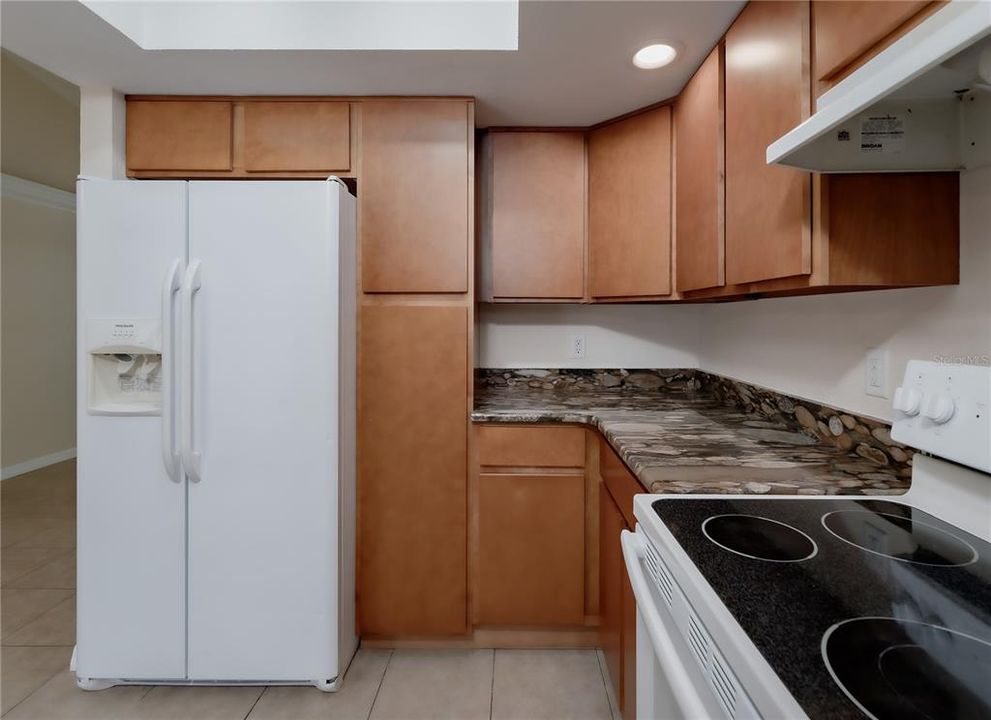 Active With Contract: $1,995 (2 beds, 1 baths, 1100 Square Feet)