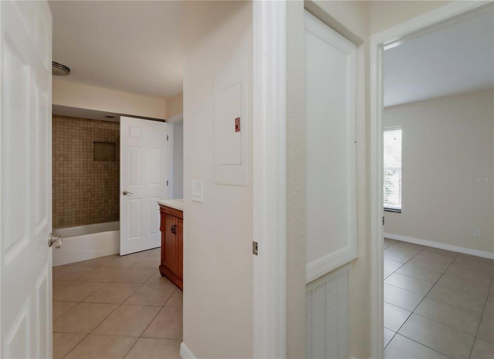 Active With Contract: $1,995 (2 beds, 1 baths, 1100 Square Feet)