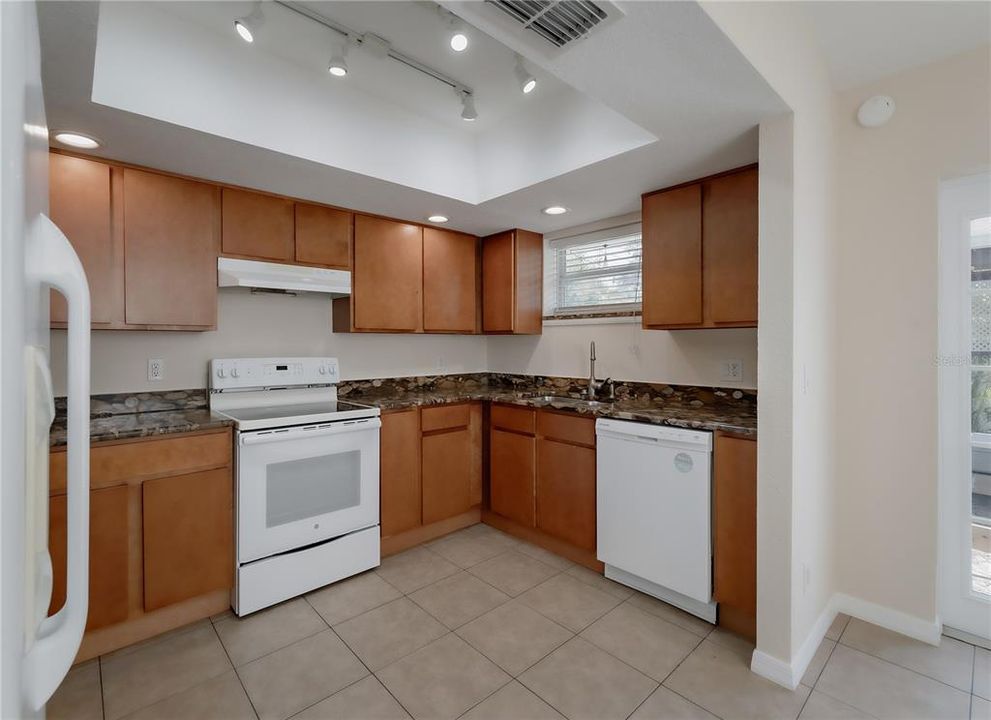 Active With Contract: $1,995 (2 beds, 1 baths, 1100 Square Feet)