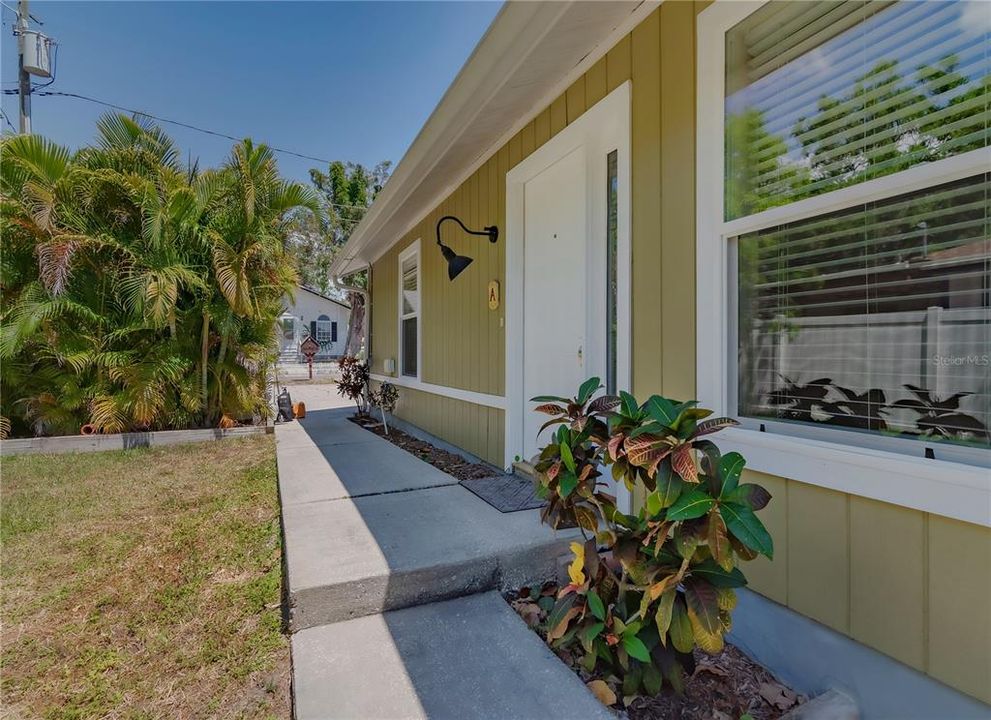 Active With Contract: $1,995 (2 beds, 1 baths, 1100 Square Feet)