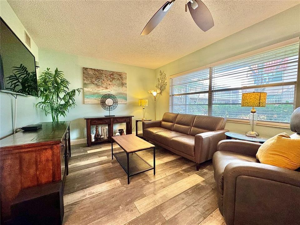 Active With Contract: $129,500 (1 beds, 1 baths, 790 Square Feet)