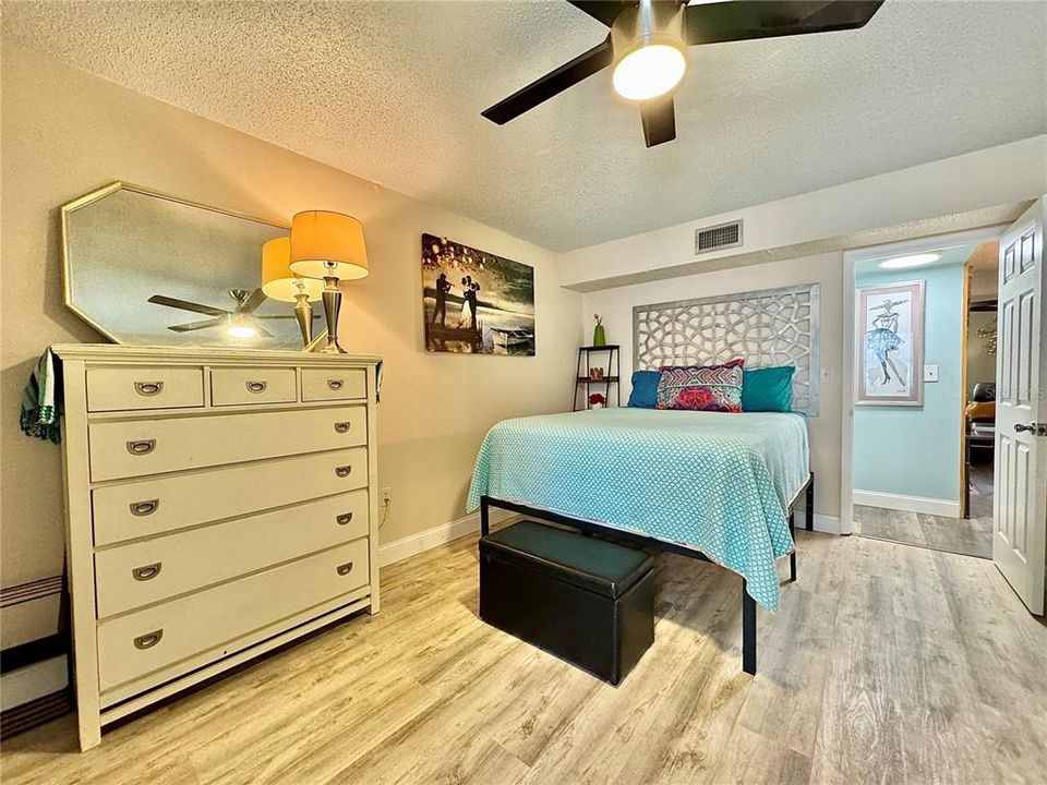 Active With Contract: $129,500 (1 beds, 1 baths, 790 Square Feet)