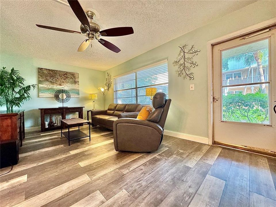 Active With Contract: $129,500 (1 beds, 1 baths, 790 Square Feet)