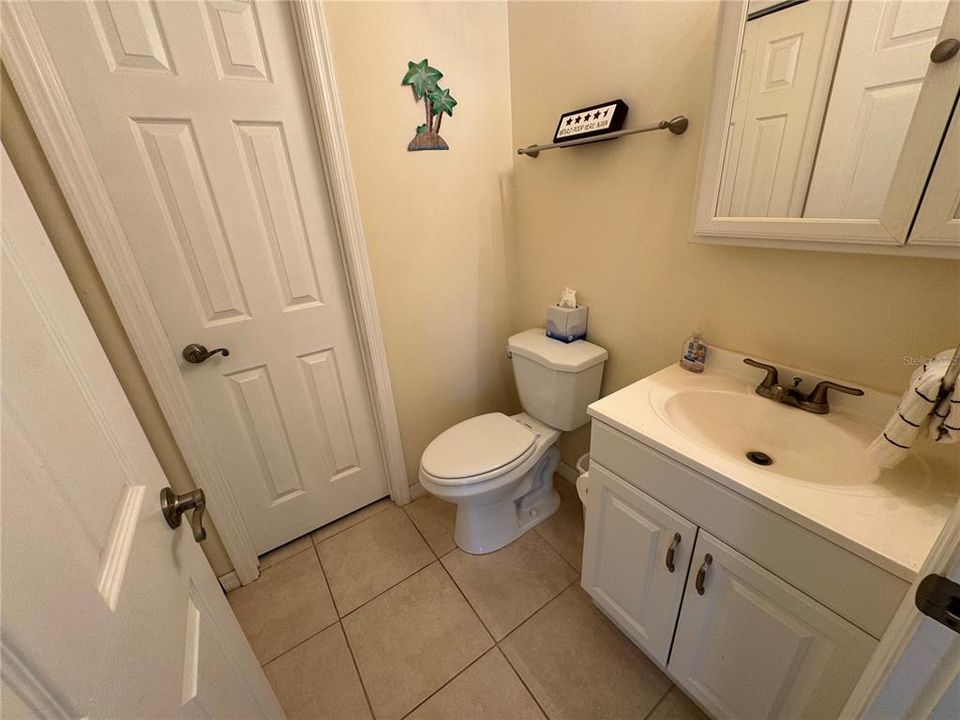 For Sale: $252,000 (2 beds, 1 baths, 912 Square Feet)