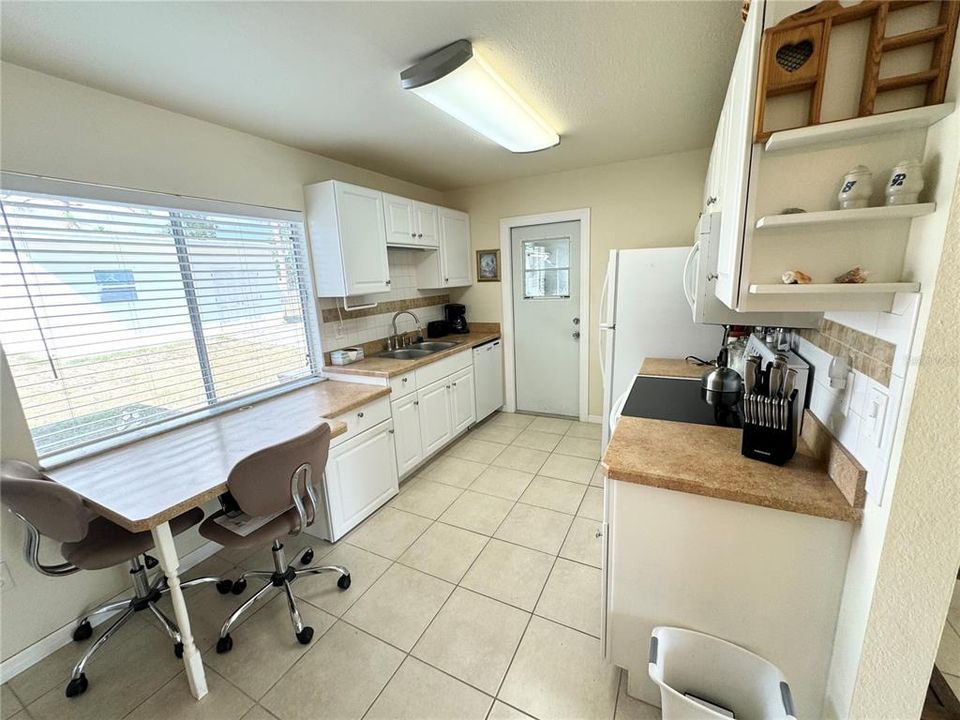 For Sale: $249,900 (2 beds, 1 baths, 912 Square Feet)