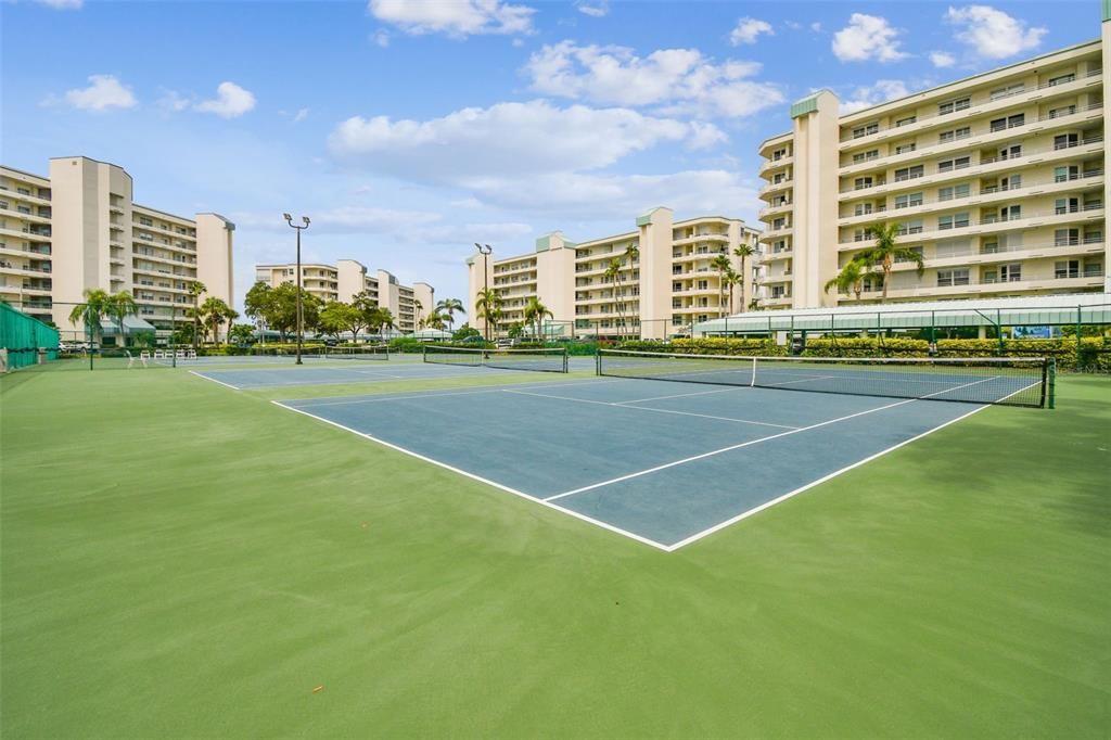 Active With Contract: $1,050,000 (3 beds, 2 baths, 1860 Square Feet)