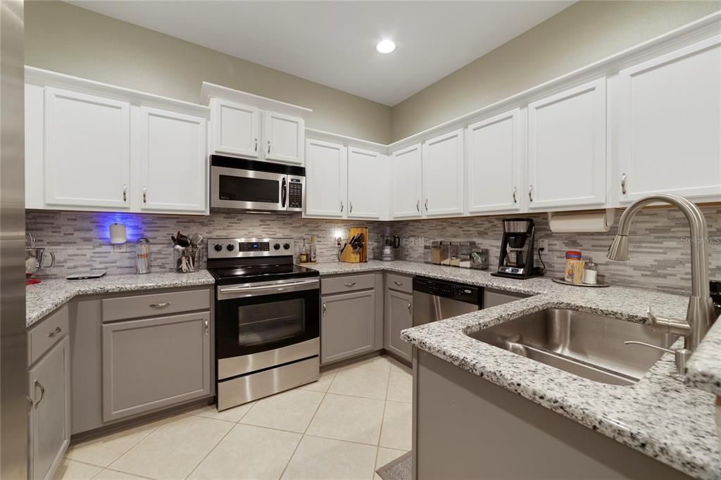 Active With Contract: $349,900 (3 beds, 2 baths, 1386 Square Feet)