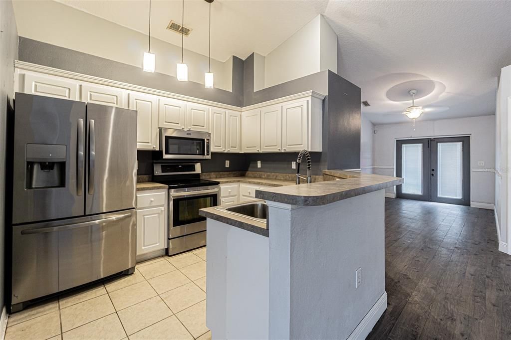 Spacious kitchen with breakfast bar