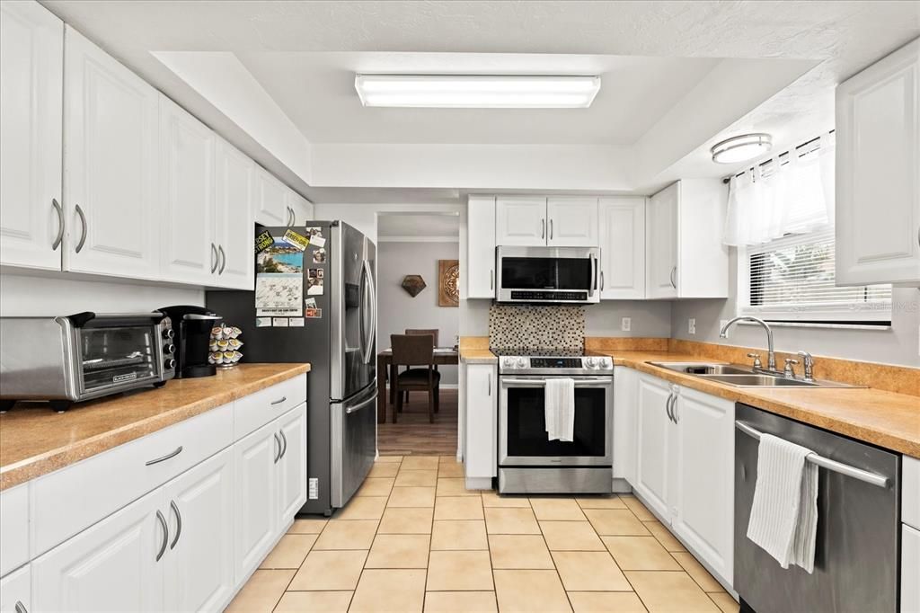 Active With Contract: $355,000 (3 beds, 2 baths, 1872 Square Feet)