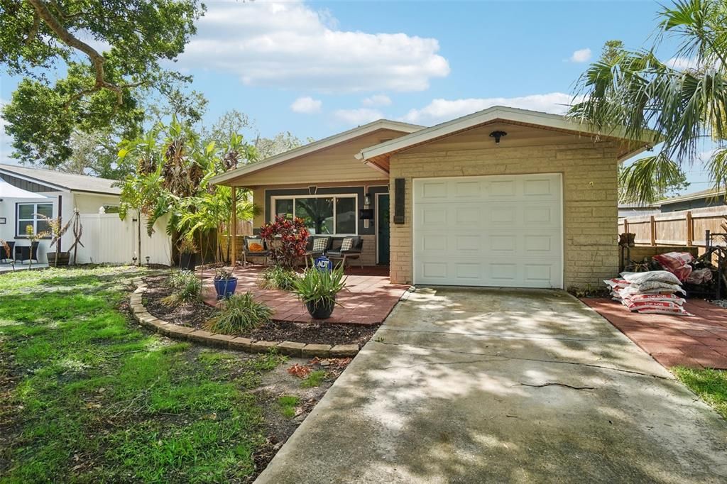 For Sale: $399,000 (3 beds, 2 baths, 1091 Square Feet)