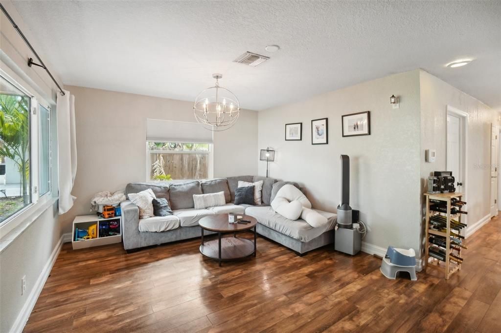 For Sale: $399,000 (3 beds, 2 baths, 1091 Square Feet)