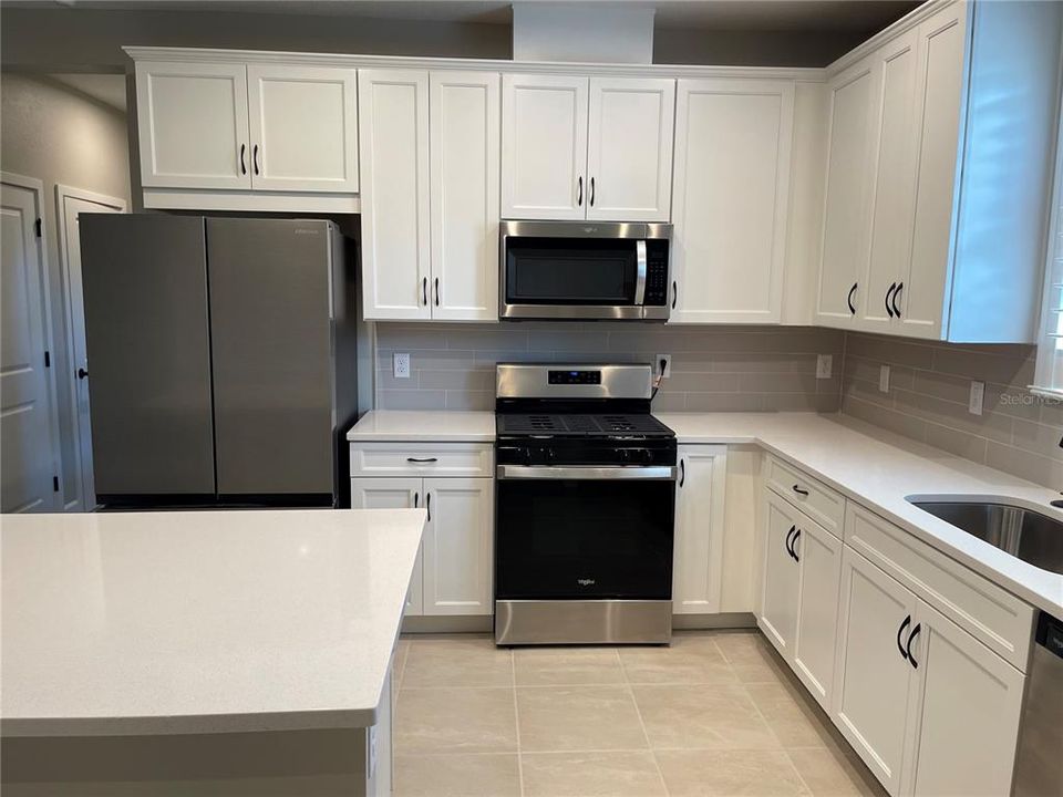 For Rent: $2,150 (2 beds, 1 baths, 866 Square Feet)