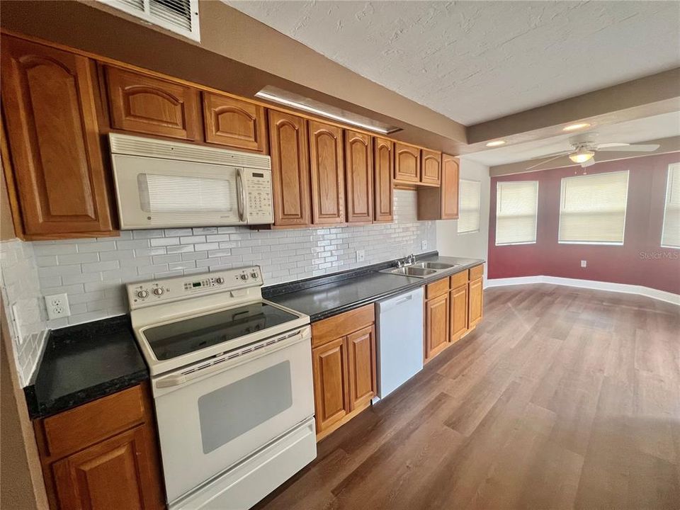 For Rent: $1,600 (3 beds, 1 baths, 1282 Square Feet)