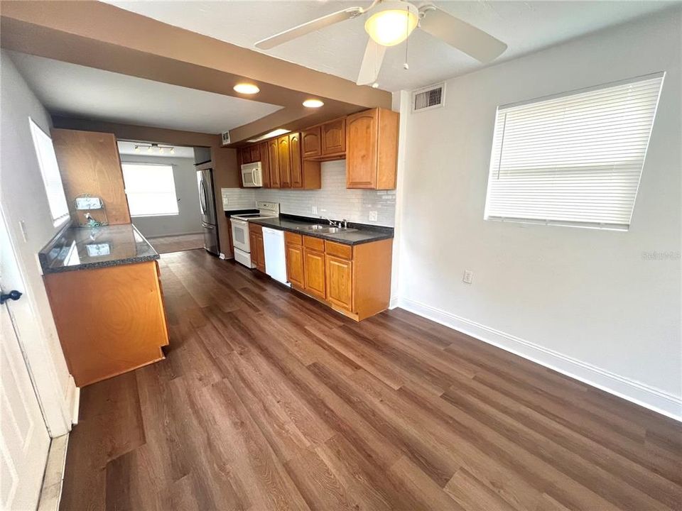 For Rent: $1,600 (3 beds, 1 baths, 1282 Square Feet)