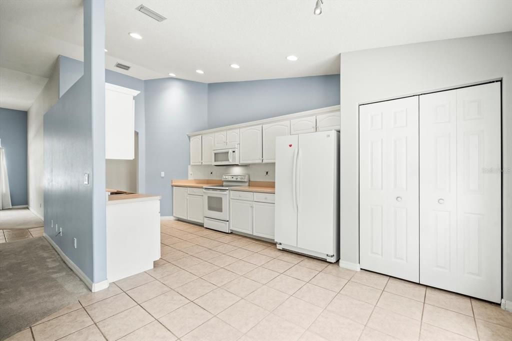 Active With Contract: $309,500 (3 beds, 2 baths, 1596 Square Feet)