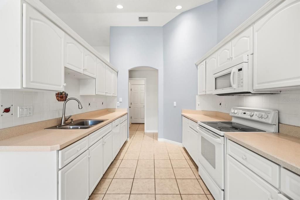 Active With Contract: $309,500 (3 beds, 2 baths, 1596 Square Feet)