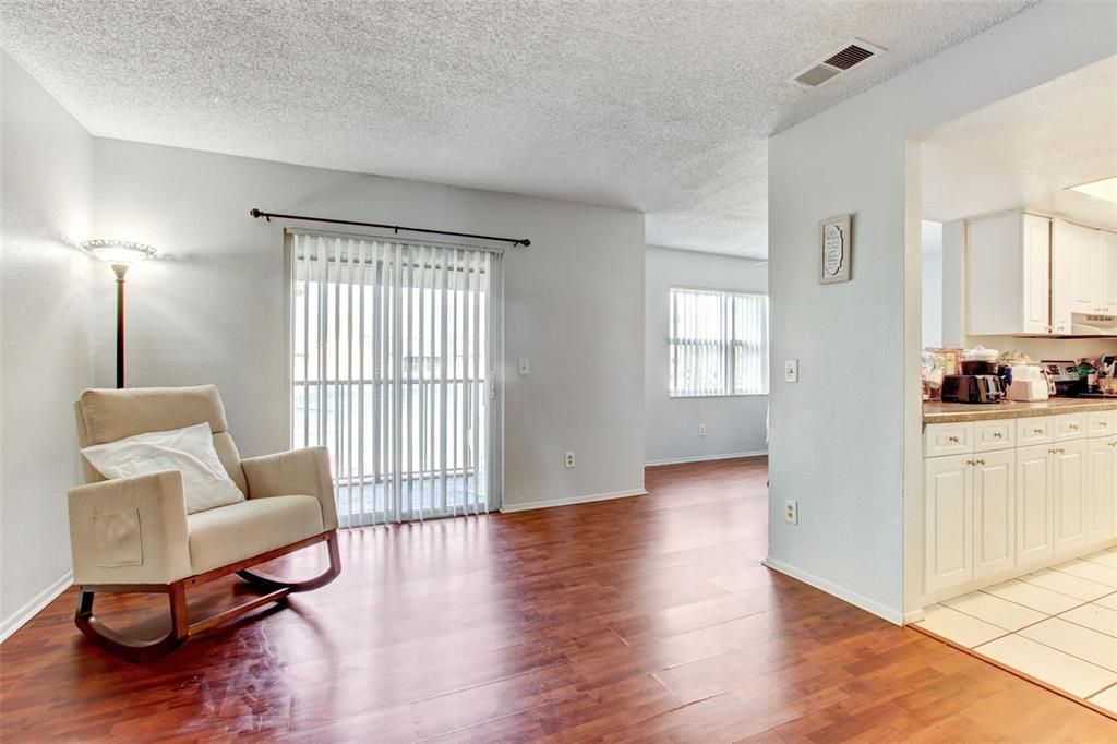 For Sale: $217,888 (2 beds, 2 baths, 905 Square Feet)