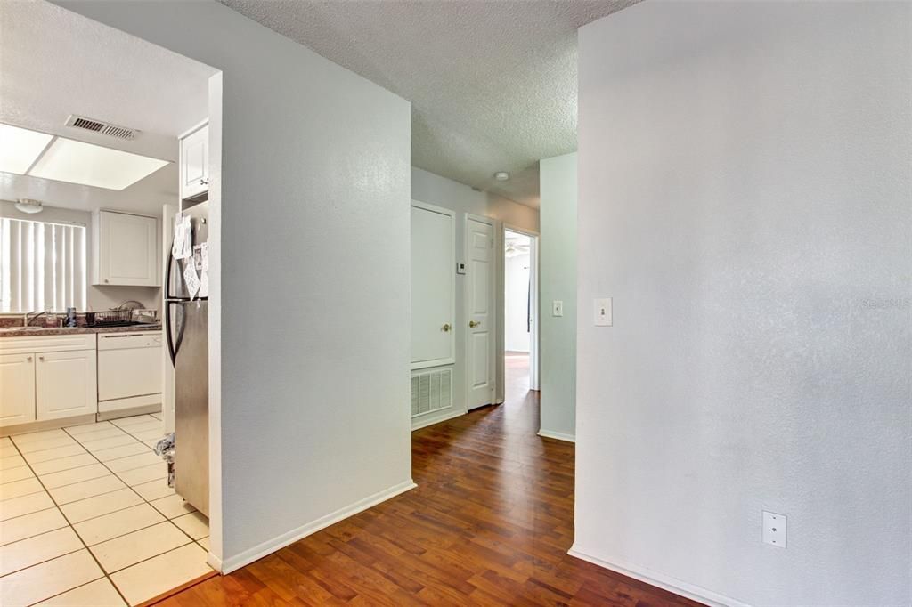 For Sale: $217,888 (2 beds, 2 baths, 905 Square Feet)