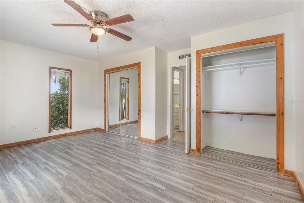 For Sale: $146,900 (1 beds, 1 baths, 781 Square Feet)