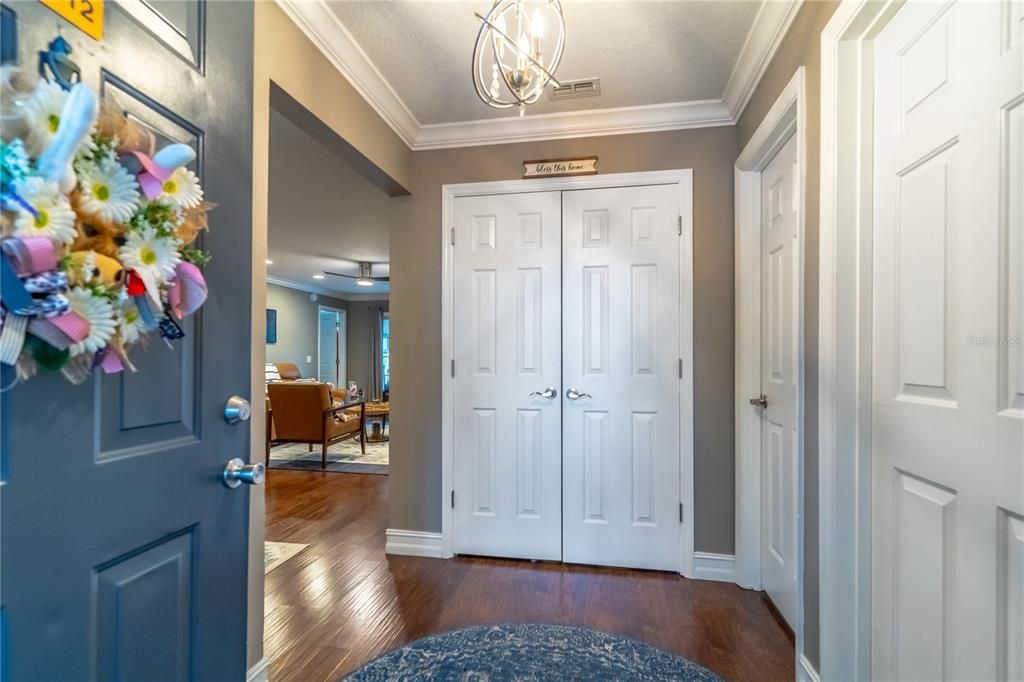 Foyer 8.5x6, Crown molding and Knockdown