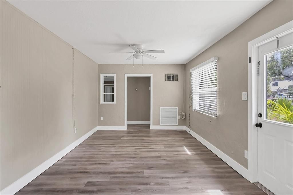 Active With Contract: $1,795 (2 beds, 1 baths, 1000 Square Feet)