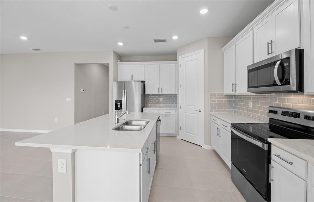 Kitchen island, perfect for entertaining!