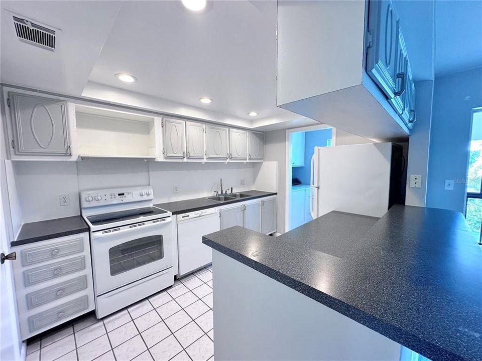 For Sale: $150,000 (1 beds, 1 baths, 928 Square Feet)