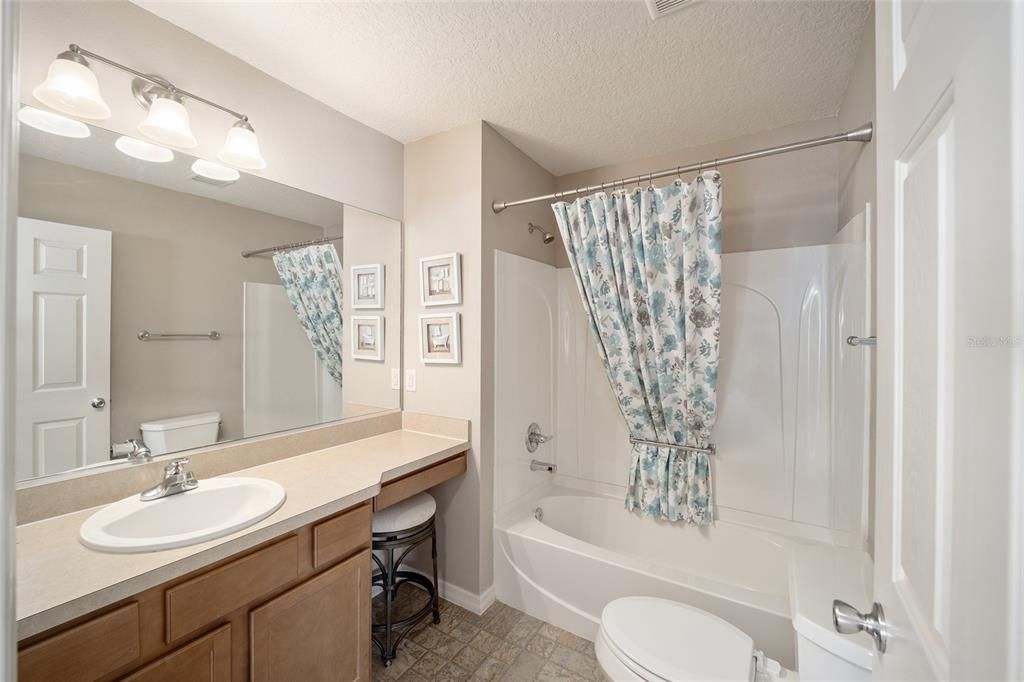 Guest Bathroom with Tub/Shower Combo