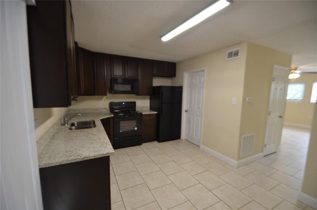 Active With Contract: $114,900 (2 beds, 1 baths, 762 Square Feet)