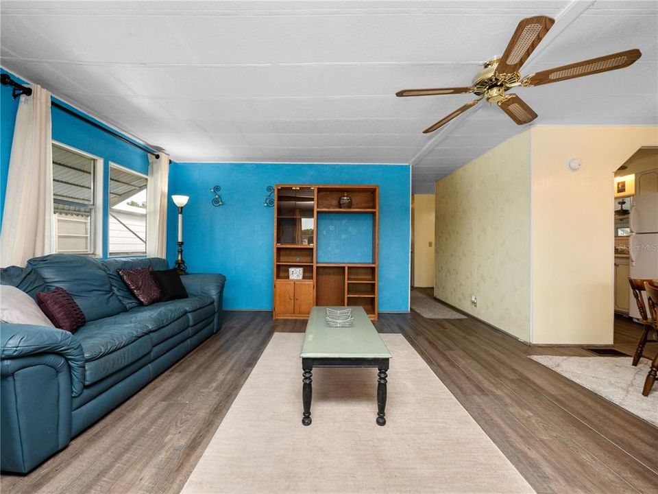 For Sale: $99,900 (2 beds, 2 baths, 960 Square Feet)