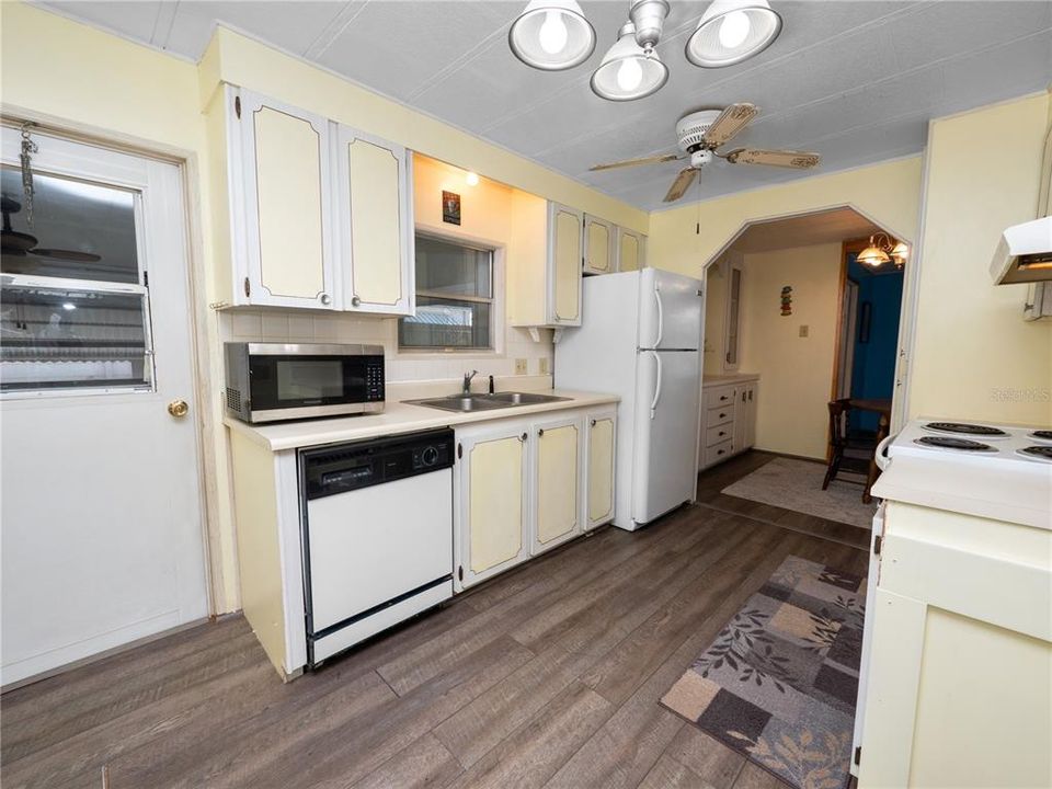 For Sale: $99,900 (2 beds, 2 baths, 960 Square Feet)