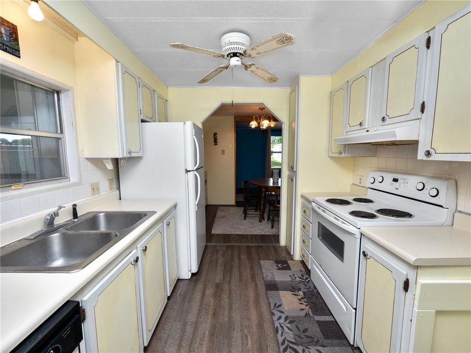 For Sale: $99,900 (2 beds, 2 baths, 960 Square Feet)