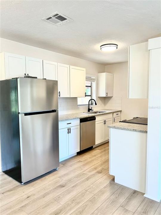 Active With Contract: $235,000 (2 beds, 1 baths, 816 Square Feet)