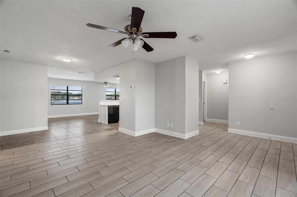 L dining/living combo with large family room in front the of kitchen