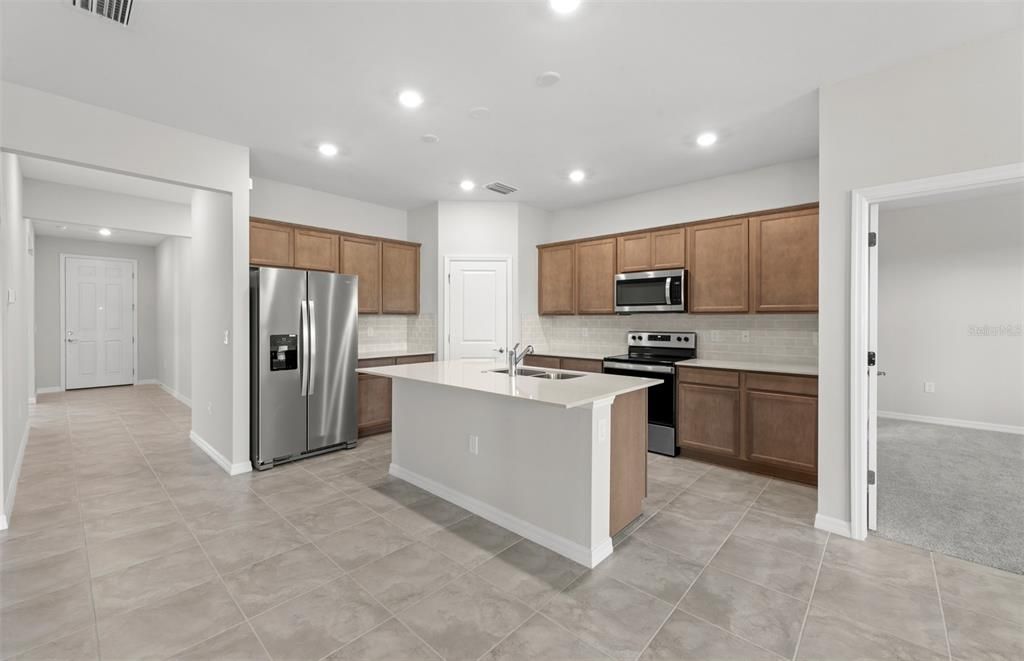 Kitchen island - Room for entertaining!