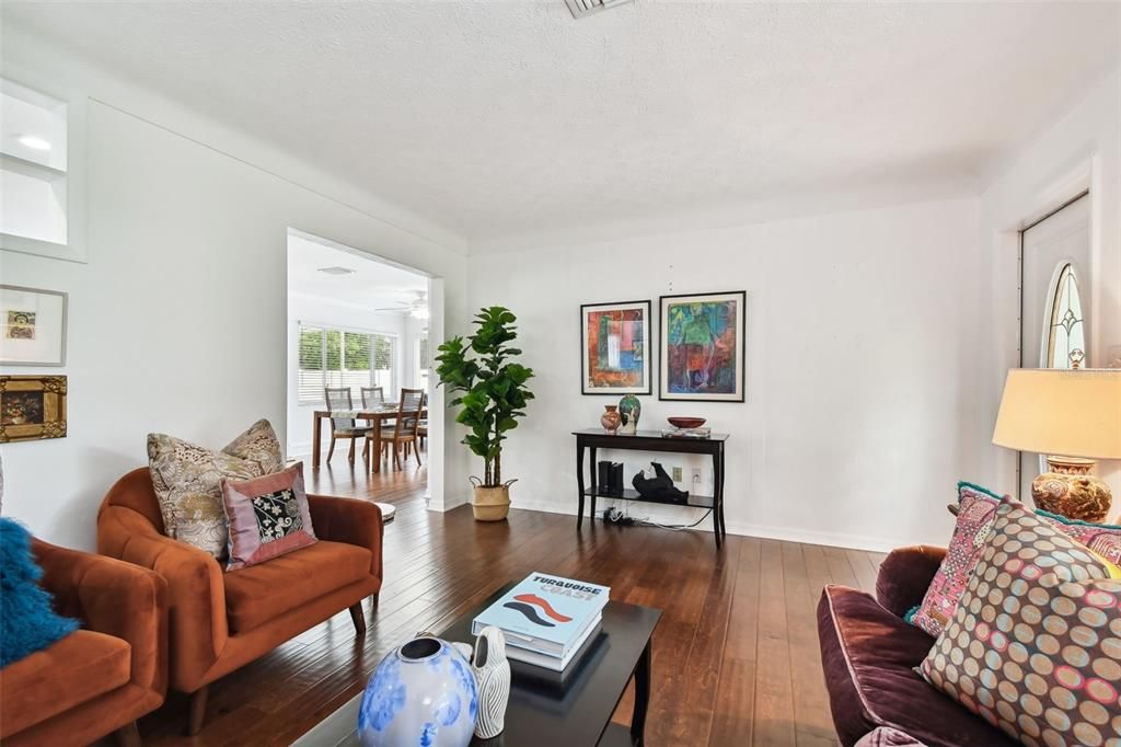 For Sale: $485,000 (2 beds, 1 baths, 1033 Square Feet)
