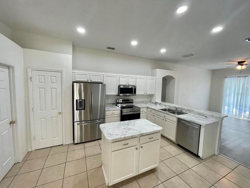 For Rent: $2,095 (3 beds, 2 baths, 1795 Square Feet)