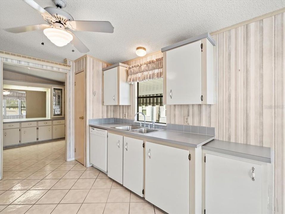 For Sale: $239,000 (2 beds, 2 baths, 1352 Square Feet)