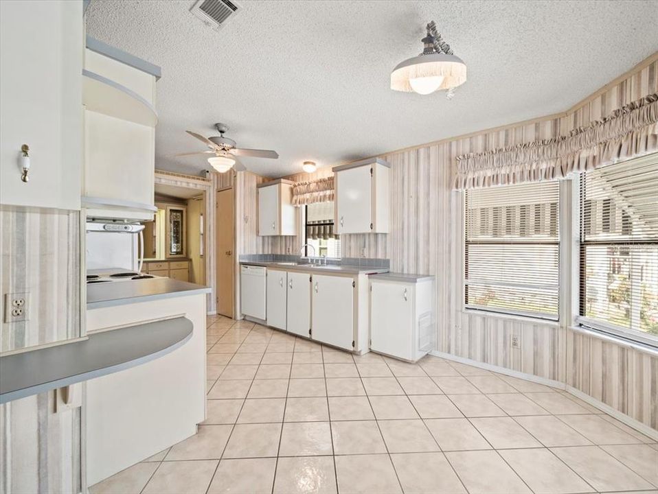 For Sale: $239,000 (2 beds, 2 baths, 1352 Square Feet)