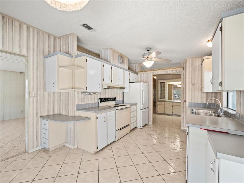 For Sale: $239,000 (2 beds, 2 baths, 1352 Square Feet)