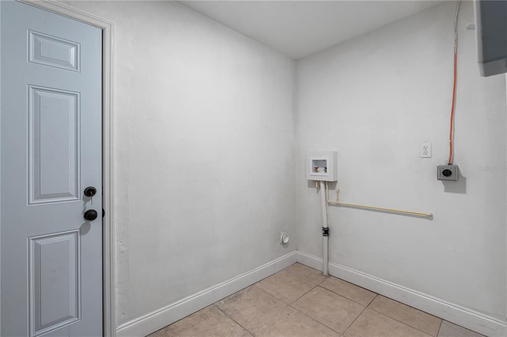 Active With Contract: $230,000 (3 beds, 2 baths, 1071 Square Feet)