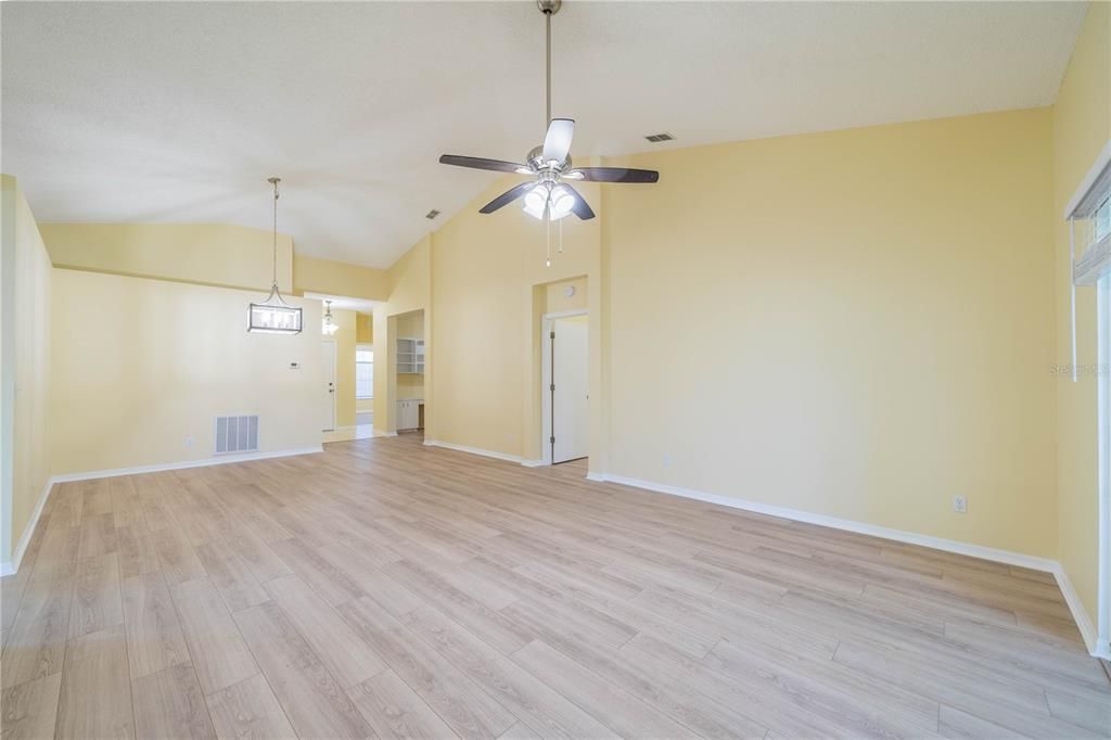 For Sale: $289,900 (2 beds, 2 baths, 1559 Square Feet)